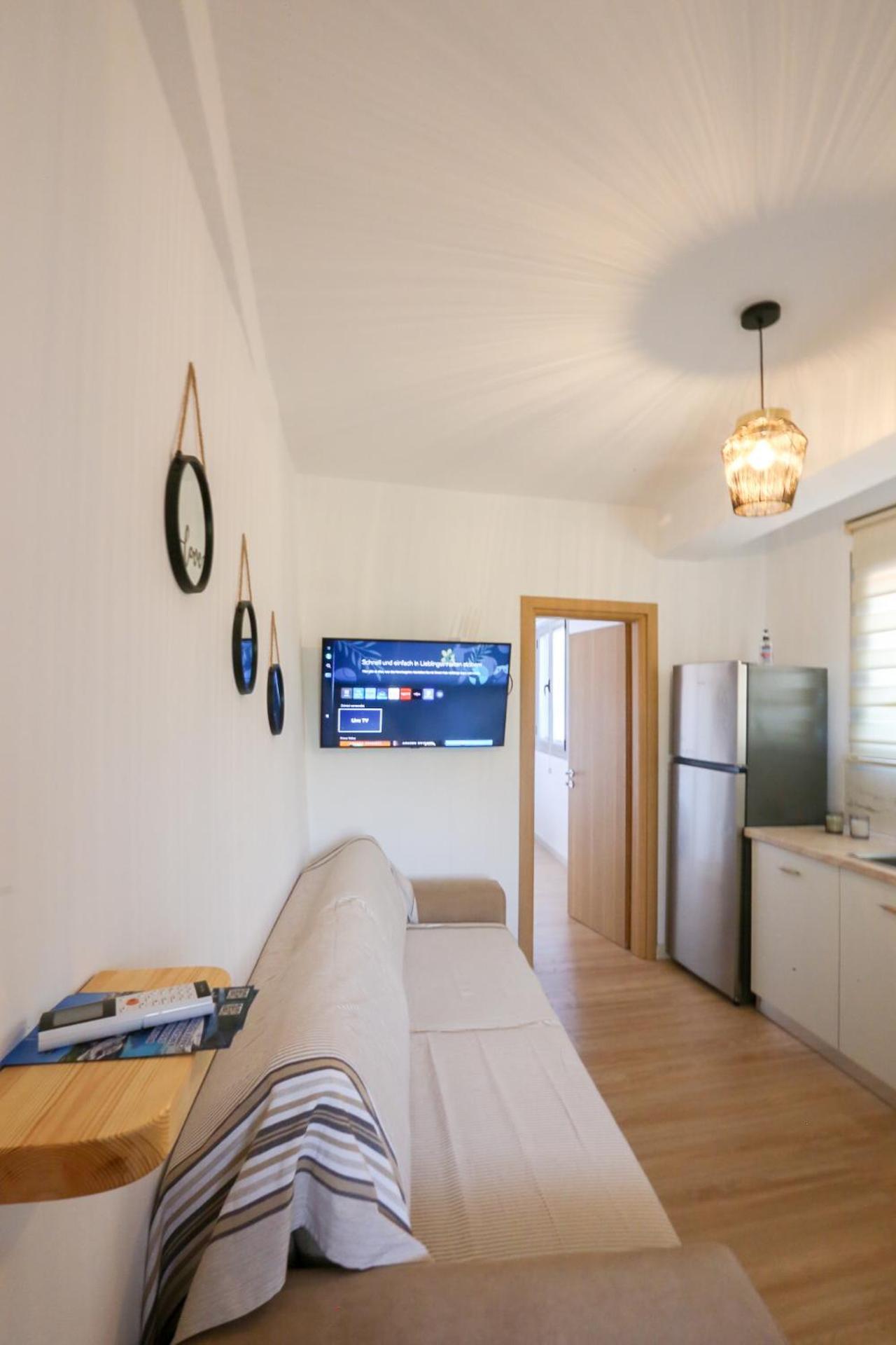 Village View Apartments Himare Esterno foto