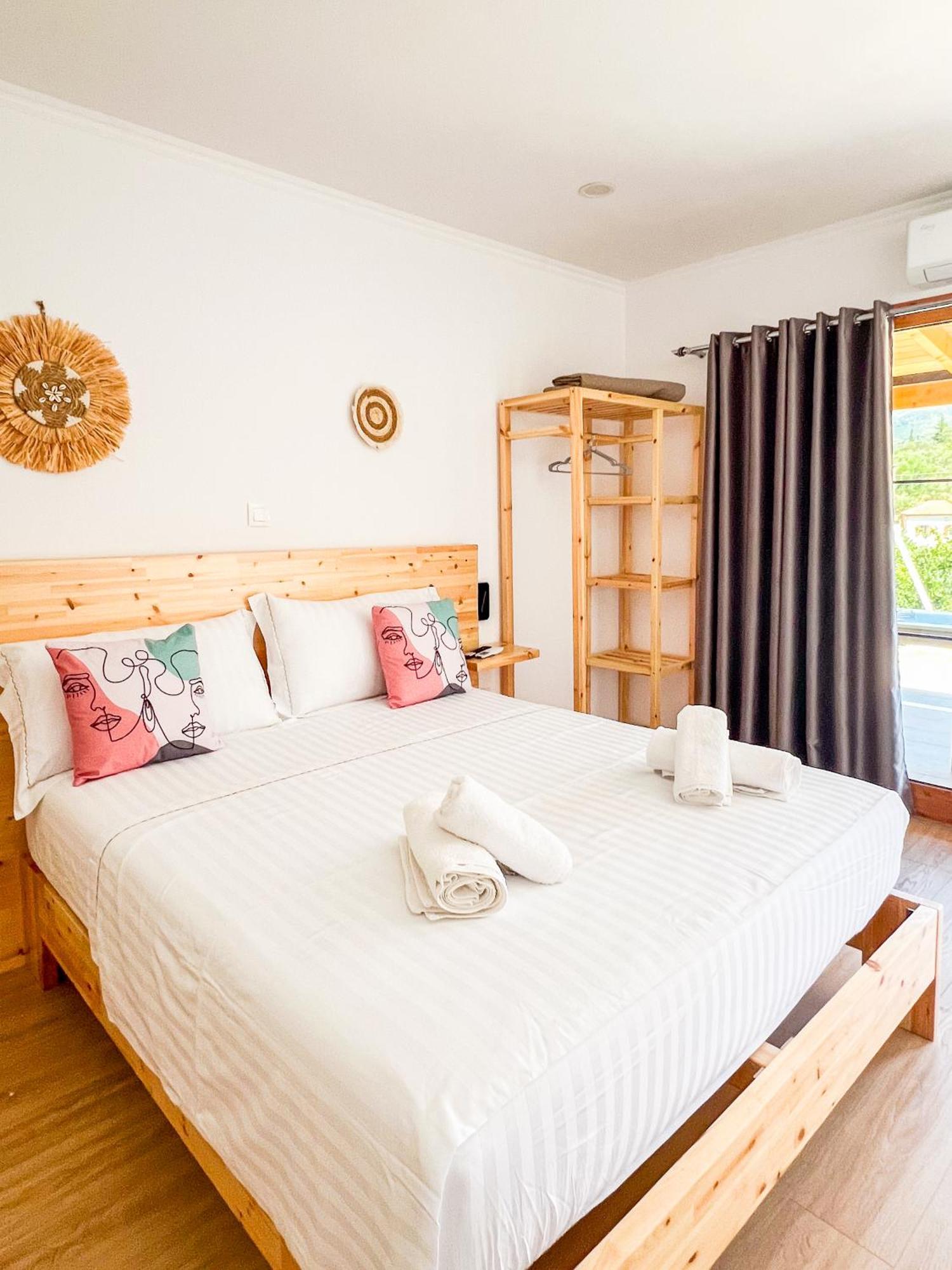 Village View Apartments Himare Esterno foto